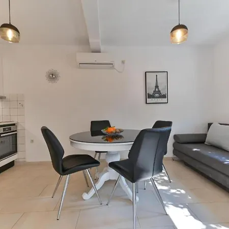 Appartement Two Bedroom With Terrace And Pool