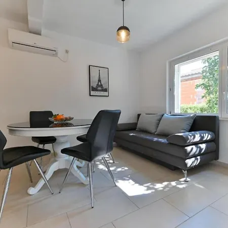 Two Bedroom With Terrace And Pool Appartement *