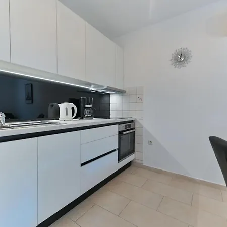 Two Bedroom With Terrace And Pool Trogir