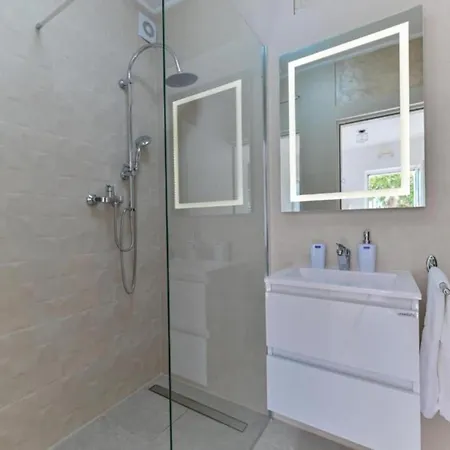 Appartement Two Bedroom With Terrace And Pool Trogir
