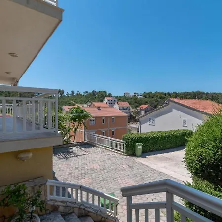 Two Bedroom With Terrace And Pool Trogir