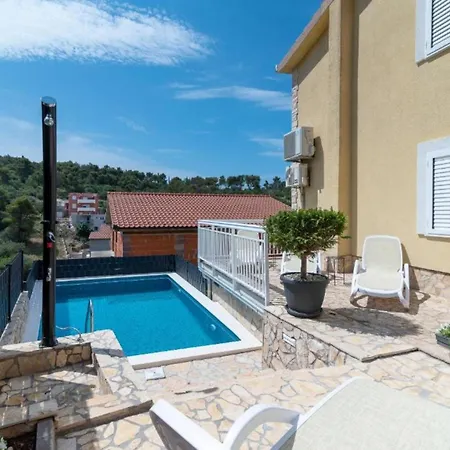 Two Bedroom With Terrace And Pool Appartement